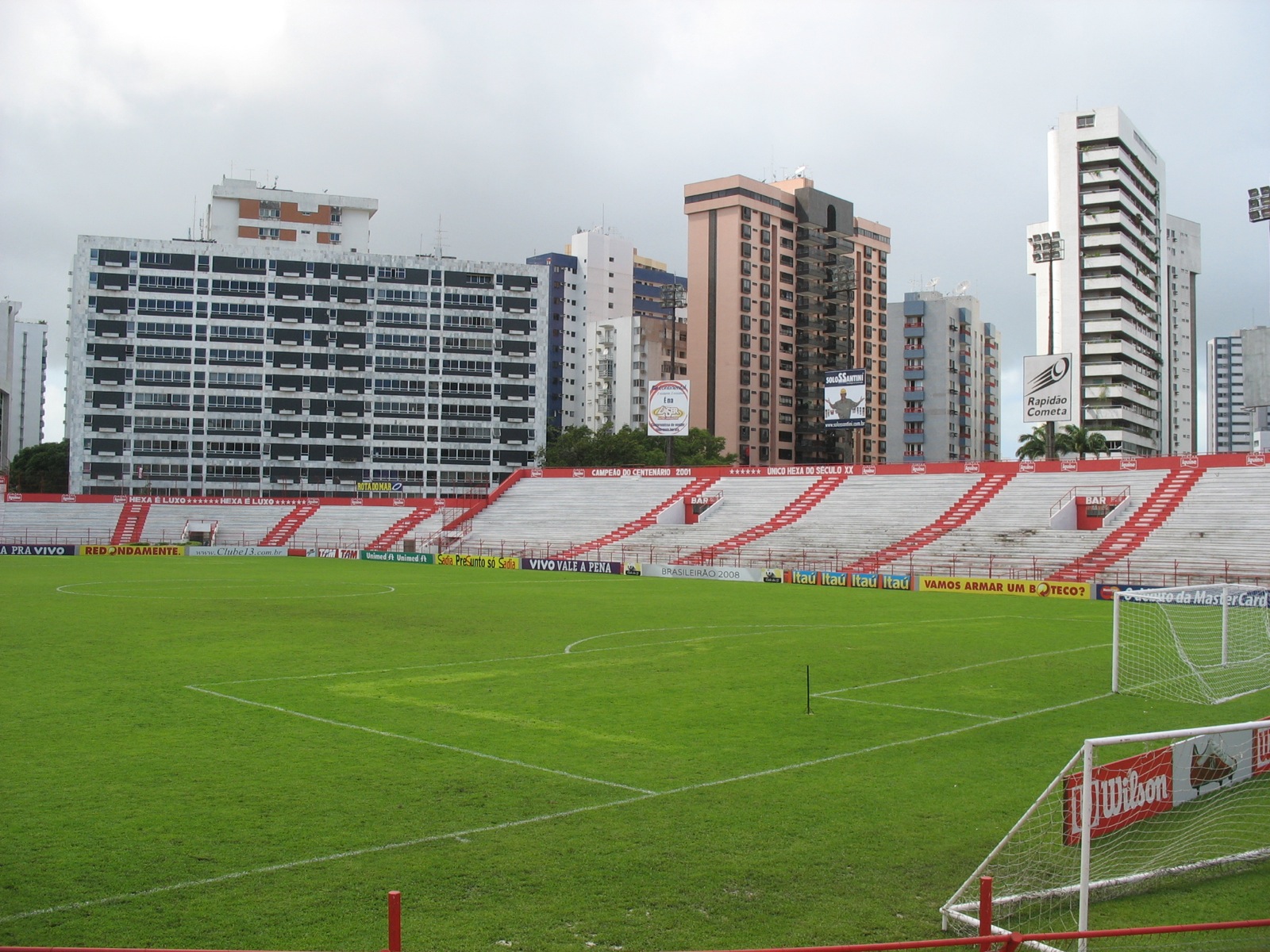 11 de julho de 2008: simpático e acolhedor estádio do Náutico