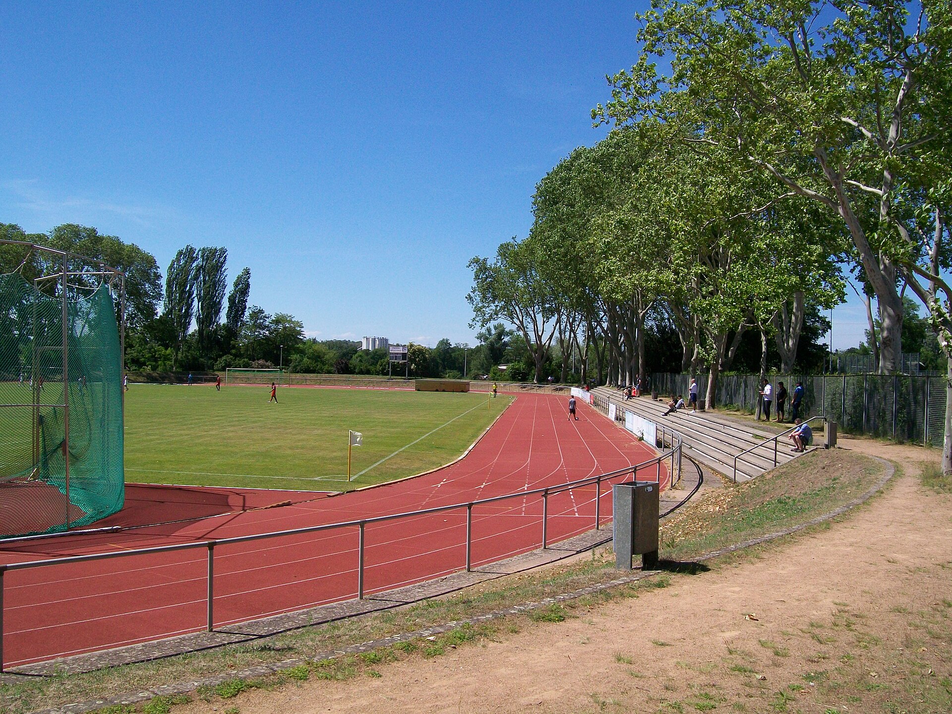 Stadion am Sommerdamm in Rüsselsheim, Blick auf die Gegengerade in der Halbzeitpause des Spiels um die süddeutsche C-Junioren-Meisterschaft am 02.06.2019, FC Bayern München gegen VfB Stuttgart, 2:3 nach Verlängerung