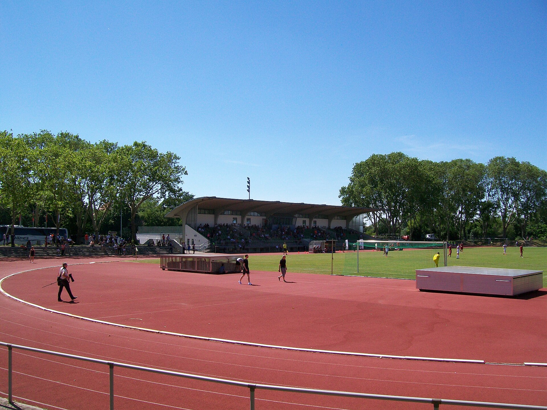Stadion am Sommerdamm in Rüsselsheim, Blick auf die Haupttribüne, Spiel um die süddeutsche C-Junioren-Meisterschaft am 02.06.2019, FC Bayern München gegen VfB Stuttgart, 2:3 nach Verlängerung