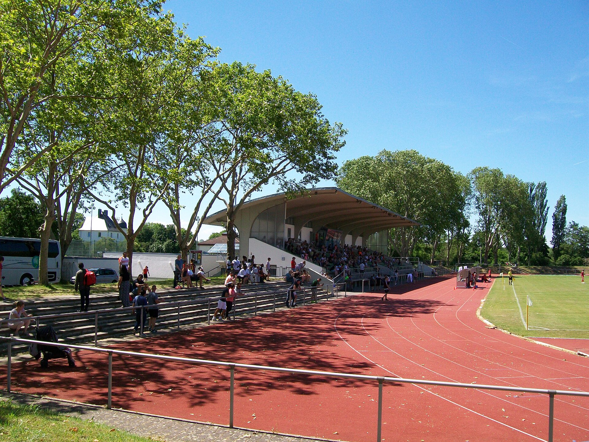 Stadion am Sommerdamm in Rüsselsheim, Blick auf die Haupttribüne, Spiel um die süddeutsche C-Junioren-Meisterschaft am 02.06.2019, FC Bayern München gegen VfB Stuttgart, 2:3 nach Verlängerung