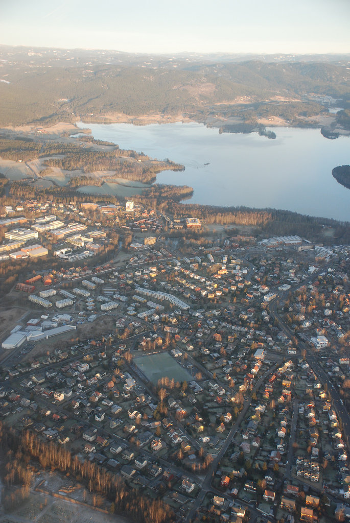El vecindario de Kjelsås con el Lago Maridalsvannet, en el distrito de Nordre Aker.