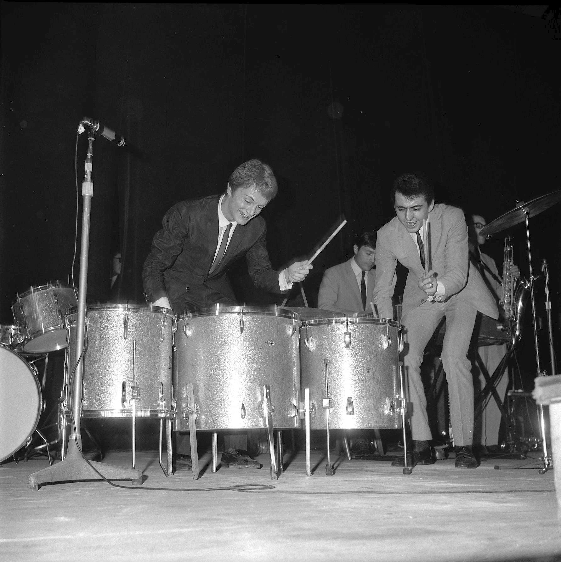 Palais des sports (place Dupuy). Le 20 novembre 1965. Plan sur scène de Claude François jouant de la batterie, à l'occasion d'une soirée de gala. Observation: Soirée grand gala music-hall au Palais des sports (Place dupuy), avec les chanteurs Claude François en vedette, hervé Villard, Michèle Torr,