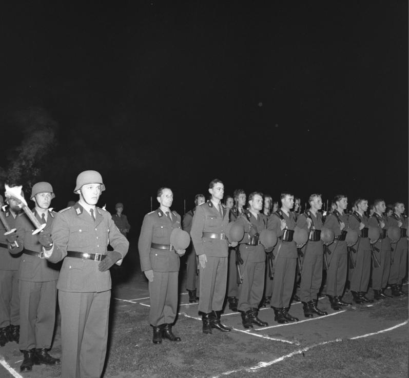 For documentary purposes the German Federal Archive often retained the original image captions , which may be erroneous, biased, obsolete or politically extreme . 10 jähriges Bestehen des BGS: Großer Zapfenstreich in der Sportanlage Buniamshof Lübeck