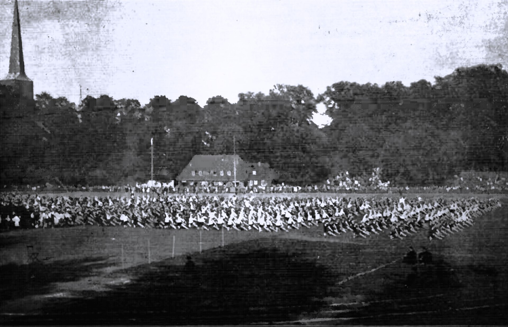 Am 13. September fanden auf dem Sportplatz Buniamshof die diesjährigen Kampfspiele der Lübecker Schulen statt. Gerade diese Veranstaltung, an der etwa 2000 Schülerinnen und Schüler aller Lübecker Schulen teilnahmen, zeigte, wie gerade Turnen und Sport Einzug in die Schulen gehalten hat. Ganz besonde