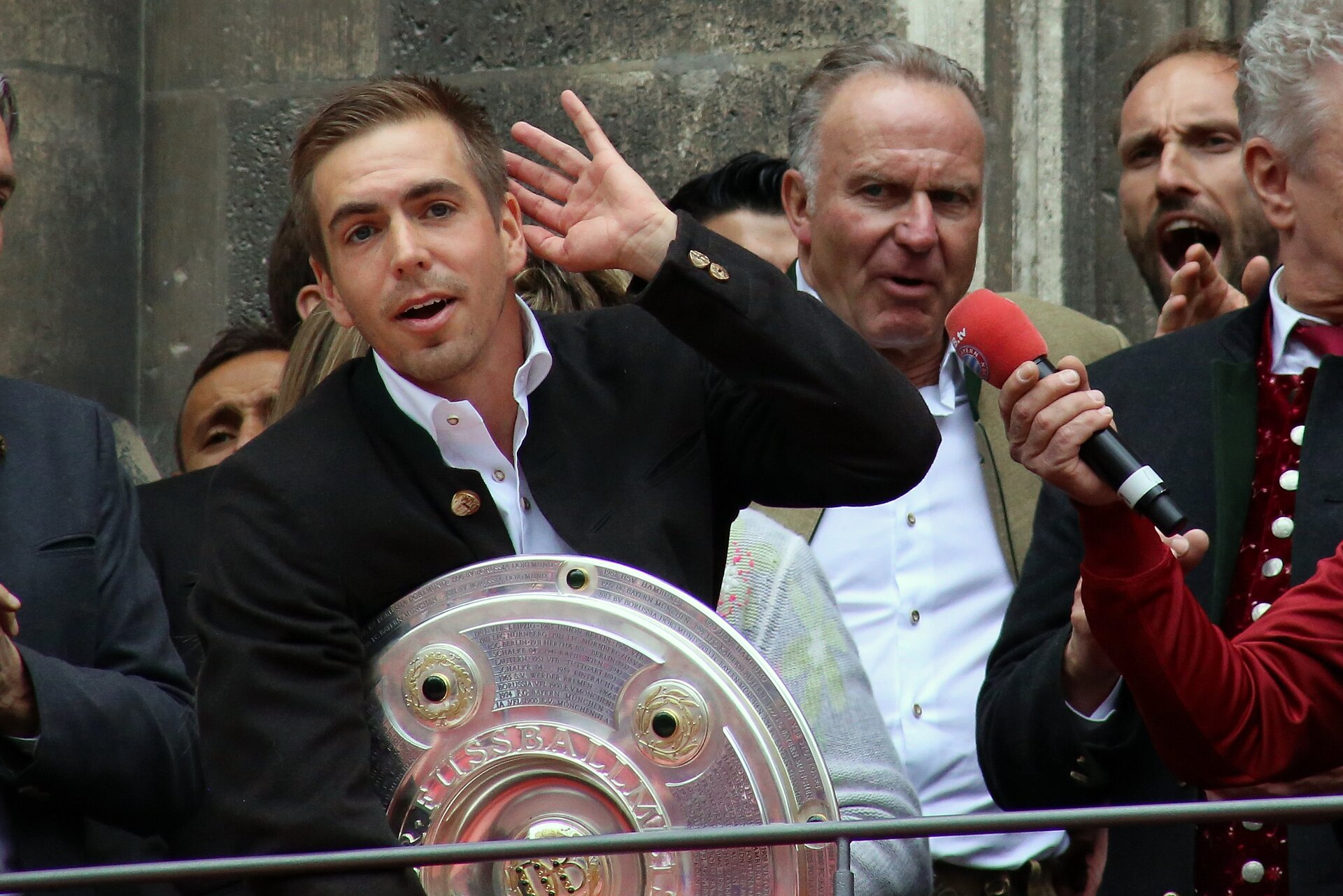 15. Mai 2016: Meisterfeier des FC Bayern - Philipp Lahm, Karl-Heinz Rummenigge und Tom Starke mit anderen Personen auf dem Münchner Rathausbalkon