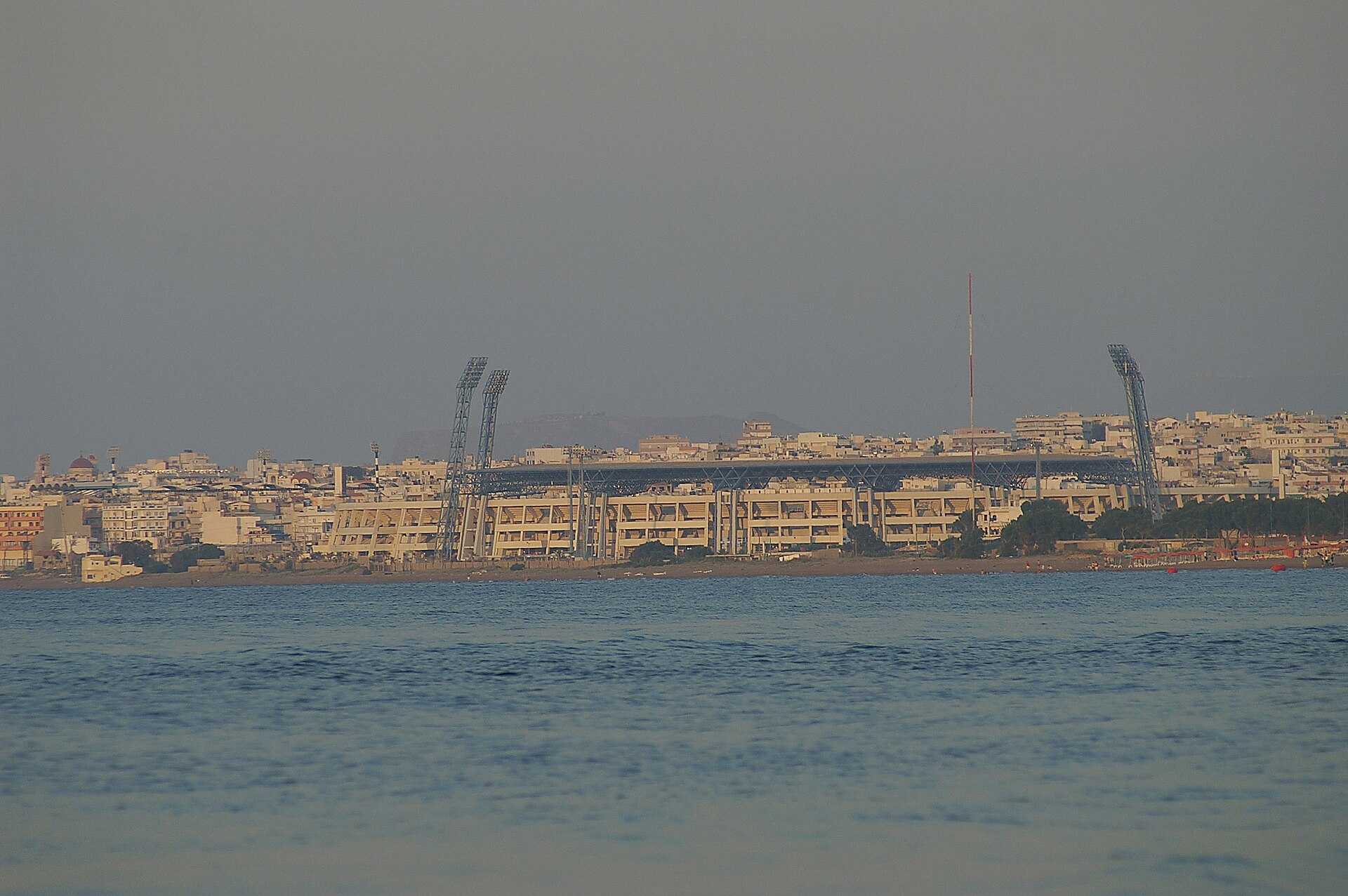 Blick vom Strand in Amoudara auf die Stadt Iraklio , die größte Stadt der südgriechischen Insel Kreta ist. Zu sehen ist das Stadion