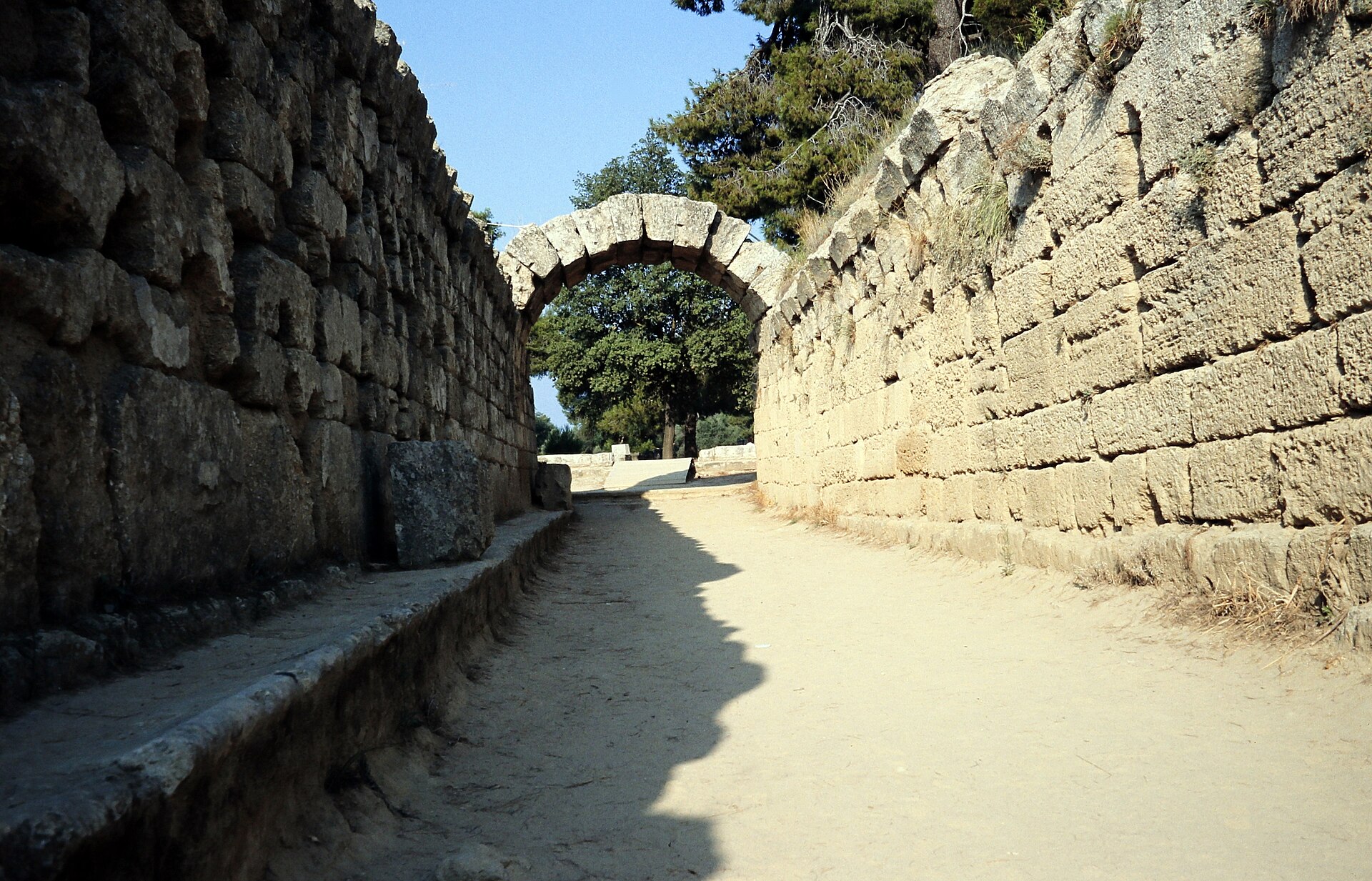 Das Tor zum Stadion von Olympia