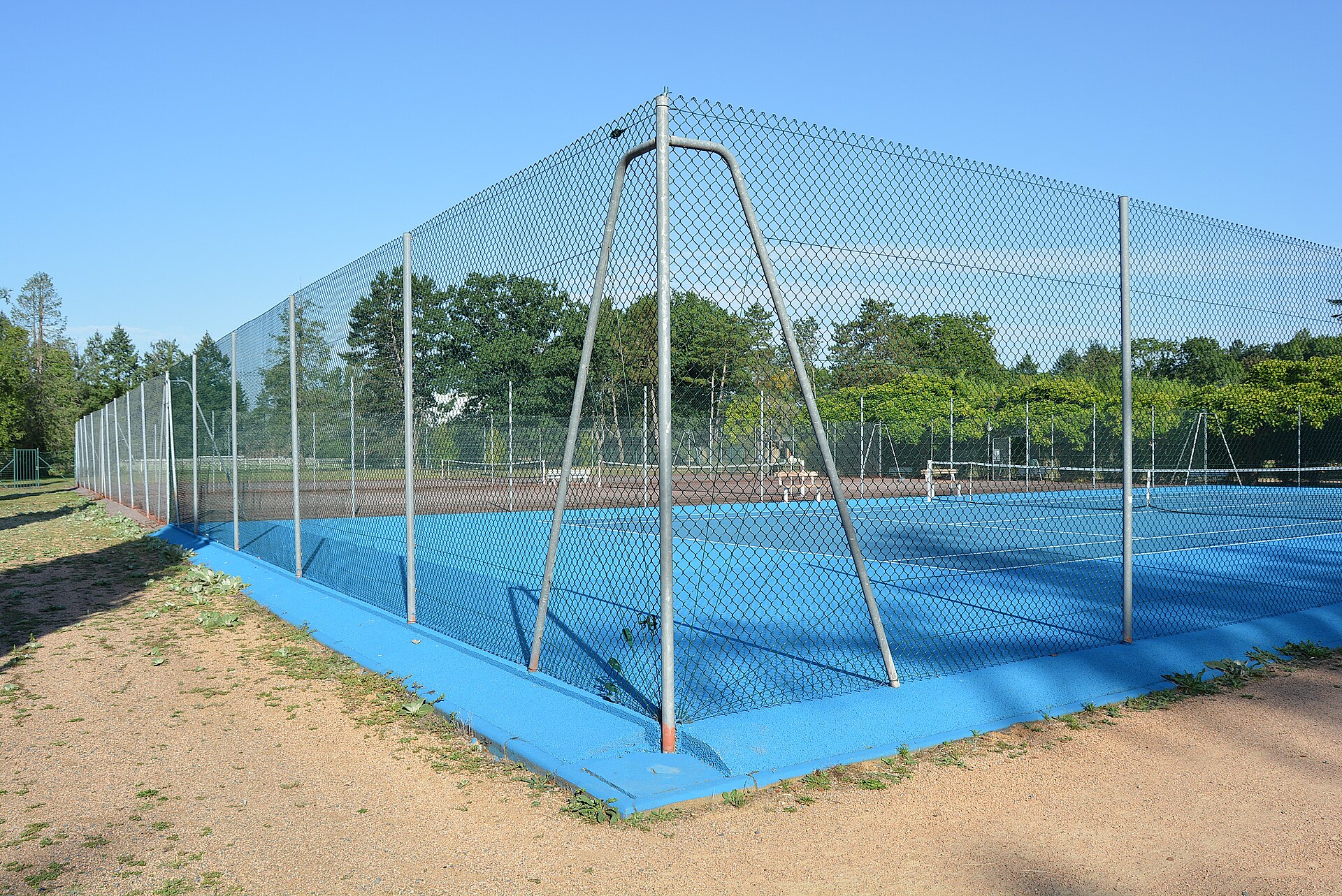 Courts de tennis dans le parc omnisports Pierre-Coulon, territoire communal de Bellerive-sur-Allier (Allier, Auvergne-Rhône-Alpes, France). Il n'en restait plus que six en 2023, les autres, abandonnés, ayant été transformés pour la plupart. La surface du premier court a été repeinte en bleu.