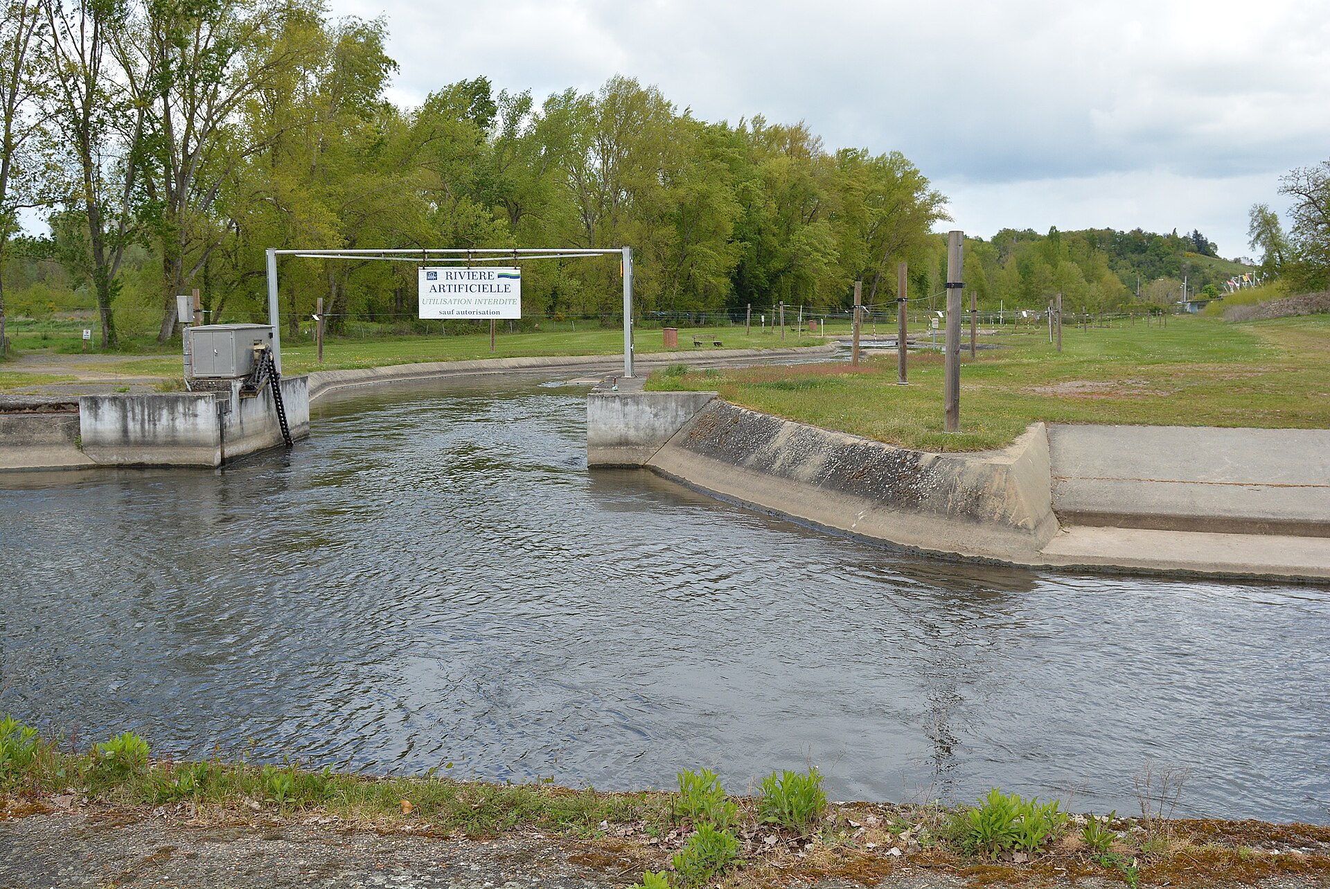 Début du parcours du stade d'eaux vives de la rivière artificielle au nord du parc omnisports Auvergne-Rhône-Alpes — Vichy, à Bellerive-sur-Allier (Allier, Auvergne-Rhône-Alpes, France) ; ce parcours de 420 mètres de long (dénivelé 4 mètres) se termine en aval du barrage.