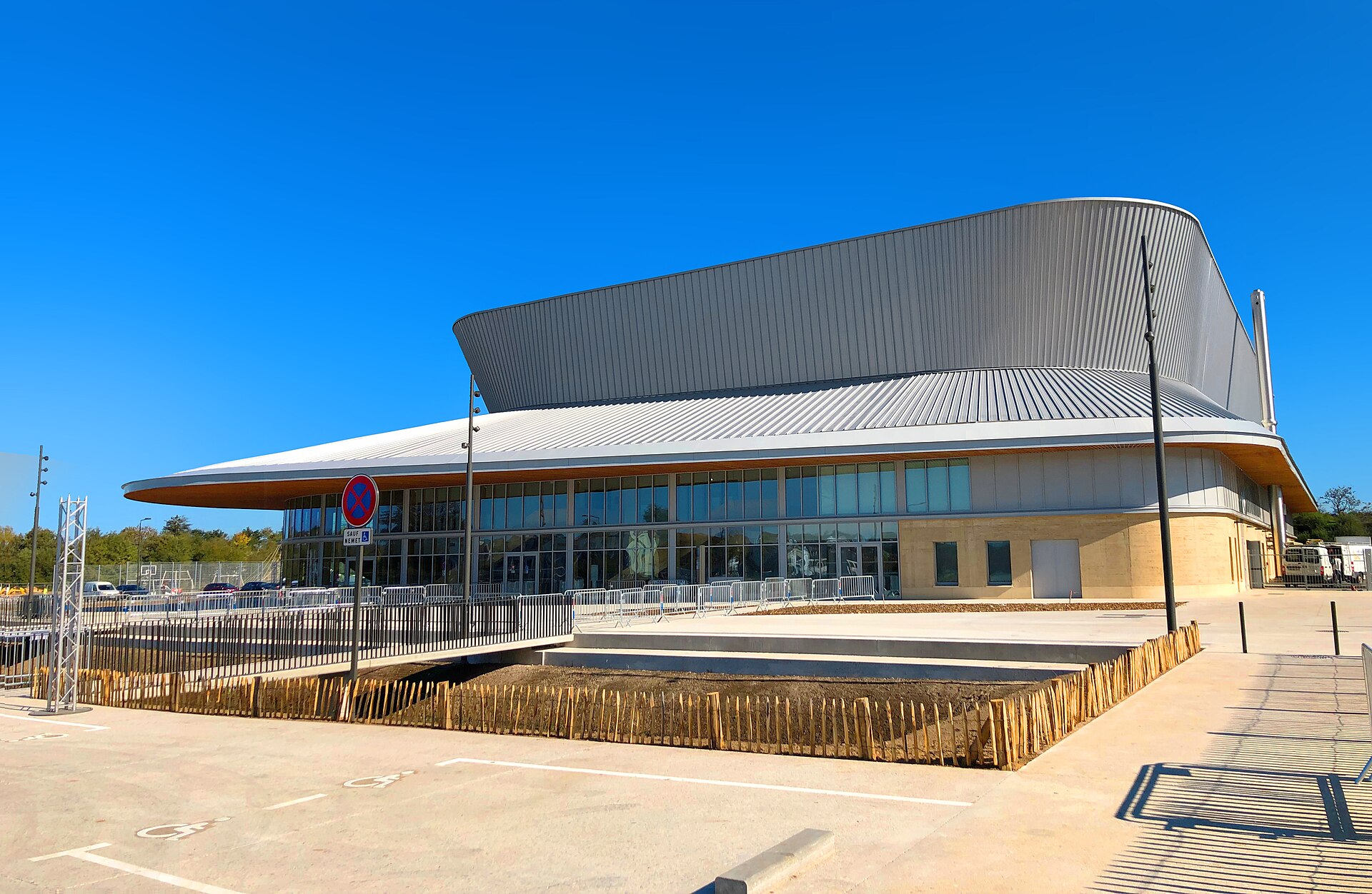 The "Kostum Park - À nous la vie", the new large event hall of Eau-blanche in Quimper in Finistère, which notably hosts the matches of the Béliers de Kemper basketball team. The inauguration of this new facility took place on Friday, October 10, 2025 after 22 months of construction, in the presence