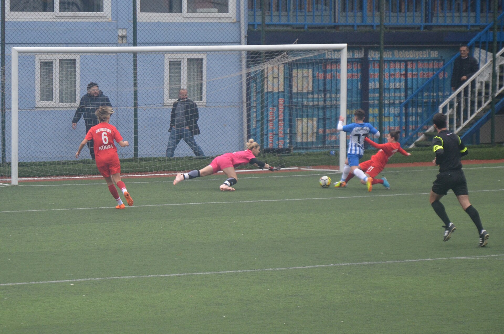 Ataşehir Belediyespor (red) vs Hakkarigücü Spor (blue/white) in the 2018-19 Turkish Women's First League match at Yenisahra Stadium.