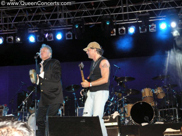 16 giugno 2005 ─ Roger Taylor prende parte al concerto organizzato all'Antonis Papadopoulos Stadium di Larnaca, sull'isola di Cipro, insieme alla SAS Band, Midge Ure, Paul Young, Fish e altri. Photo & info: <a href=" http://www.queenconcerts.com/detail/live/1685/roger-taylor-live-16-06-2005-antonis-