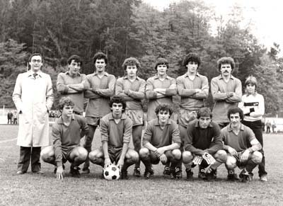 Squadra dell'Associazione Calcio Gozzano stagione 1982-1983. Da sinistra: in piedi RUGA (coach), GUGLIELMINETTI, MILANI, RUSSO, ZAPPELLA, DI LELLO, ZANUTTO, accosciati BONETTA, PORTALUPI, MARCHESA, OTTINA, PIVANTI